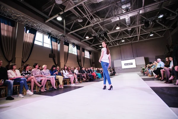 Ternopil Oekraïne - 17 mei: Podolyany Fashion Week. 17 mei 2015 — Stockfoto