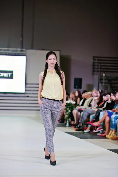 TERNOPIL UCRANIA - 17 DE MAYO: Podolyany Fashion Week. mayo 17, 2015 — Foto de Stock