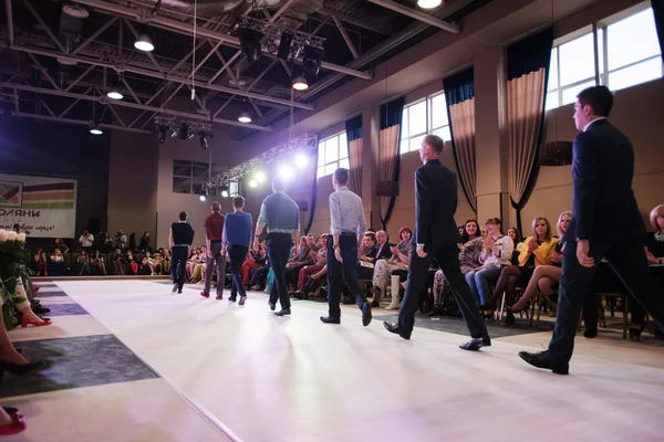 TERNOPIL UCRANIA - 17 DE MAYO: Podolyany Fashion Week. mayo 17, 2015 — Foto de Stock