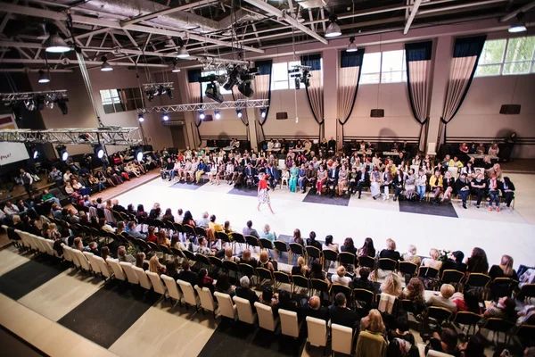 TERNOPIL UCRÂNIA - MAIO 17: Podolyany Fashion Week. Maio 17, 2015 — Fotografia de Stock