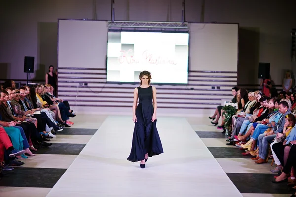 TERNOPIL UCRANIA - 17 DE MAYO: Podolyany Fashion Week. mayo 17, 2015 — Foto de Stock