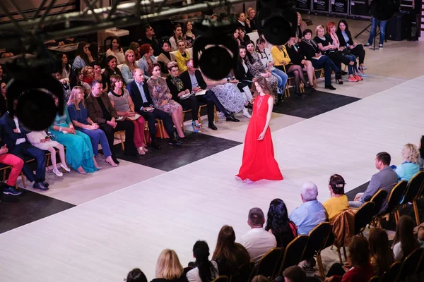 TERNOPIL UKRAINE - toukokuu 17: Podolyany Fashion Week. 17. toukokuuta 2015 — kuvapankkivalokuva