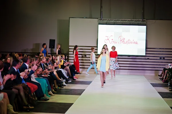 TERNOPIL UCRANIA - 17 DE MAYO: Podolyany Fashion Week. mayo 17, 2015 — Foto de Stock