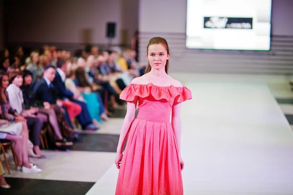 TERNOPIL UKRAINE MAJ 17: Podolyany Fashion Week. 17. maj 2015 - Stock-foto