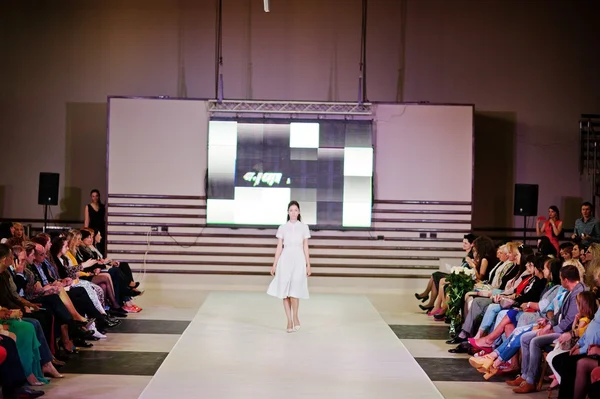 TERNOPIL UCRANIA - 17 DE MAYO: Podolyany Fashion Week. mayo 17, 2015 — Foto de Stock