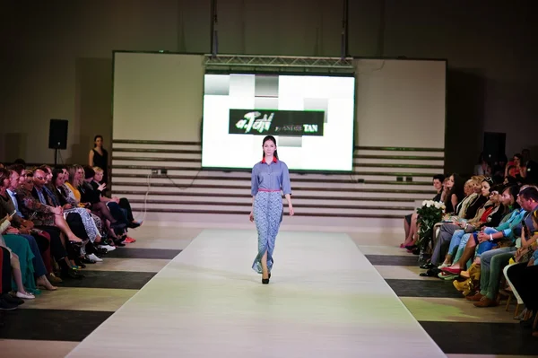 TERNOPIL UCRANIA - 17 DE MAYO: Podolyany Fashion Week. mayo 17, 2015 — Foto de Stock