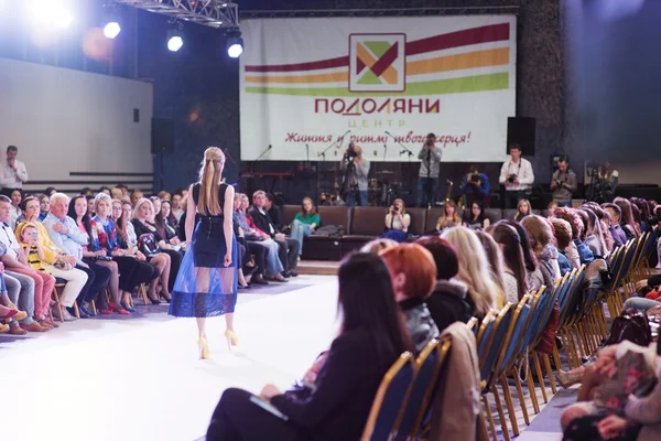 泰尔乌克兰-5 月 17 日: Podolyany 时装周。2015 年 5 月 17 日 — 图库照片