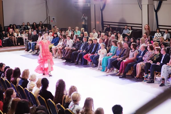 TERNOPIL UKRAINE - 17 Mei: Podolyany Fashion Week (dalam bahasa Inggris). 17 Mei 2015 — Stok Foto