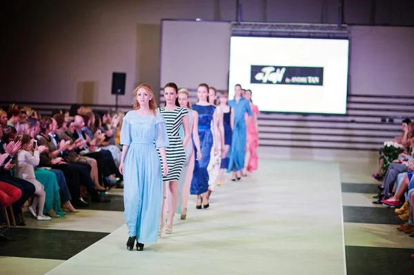 TERNOPIL UCRANIA - 17 DE MAYO: Podolyany Fashion Week. mayo 17, 2015 — Foto de Stock