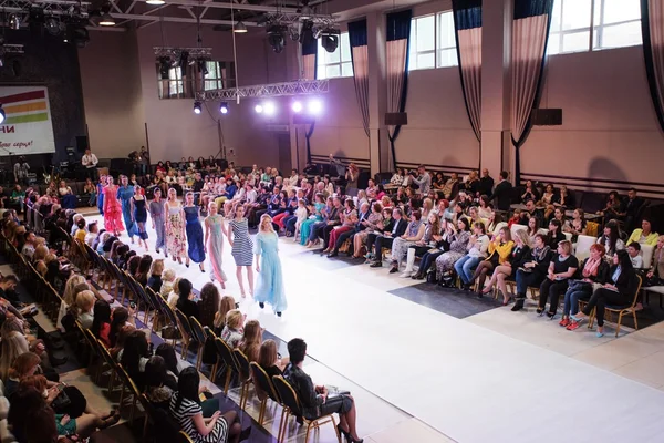 Ternopil Oekraïne - 17 mei: Podolyany Fashion Week. 17 mei 2015 — Stockfoto