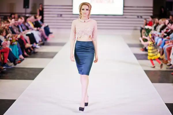 TERNOPIL UKRAINE MAJ 17: Podolyany Fashion Week. 17. maj 2015 - Stock-foto