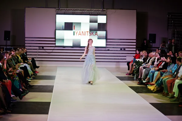 TERNOPIL UCRANIA - 17 DE MAYO: Podolyany Fashion Week. mayo 17, 2015 — Foto de Stock