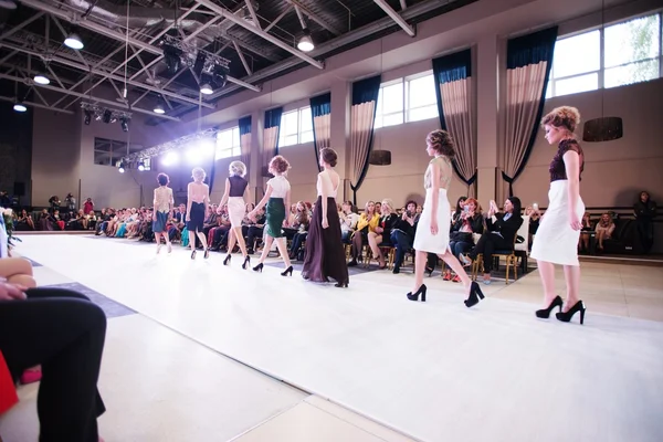 TERNOPIL UCRANIA - 17 DE MAYO: Podolyany Fashion Week. mayo 17, 2015 —  Fotos de Stock