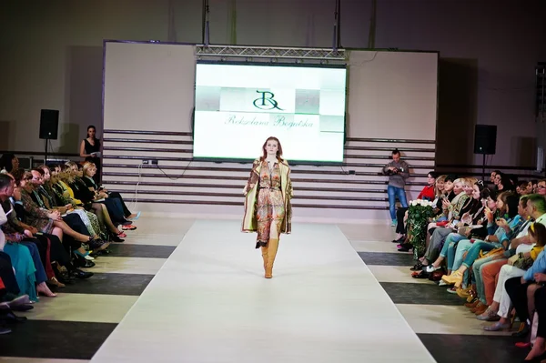 TERNOPIL UCRANIA - 17 DE MAYO: Podolyany Fashion Week. mayo 17, 2015 — Foto de Stock