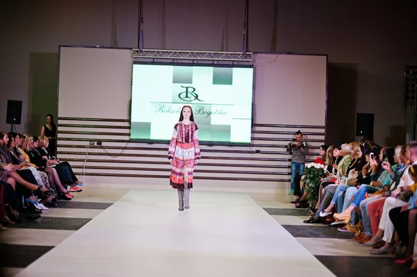 TERNOPIL UCRANIA - 17 DE MAYO: Podolyany Fashion Week. mayo 17, 2015 — Foto de Stock