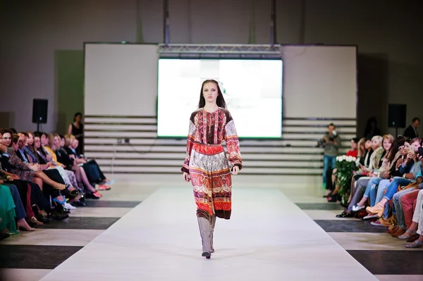 TERNOPIL UCRANIA - 17 DE MAYO: Podolyany Fashion Week. mayo 17, 2015 — Foto de Stock