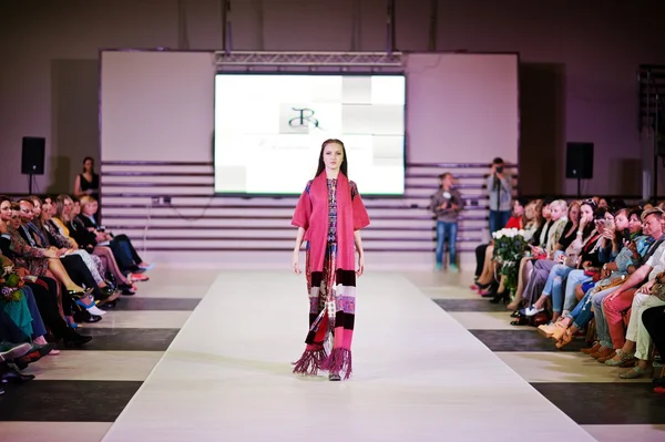 TERNOPIL UCRANIA - 17 DE MAYO: Podolyany Fashion Week. mayo 17, 2015 — Foto de Stock