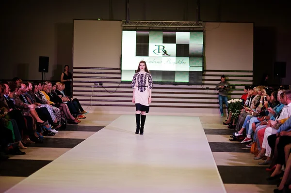 TERNOPIL UCRANIA - 17 DE MAYO: Podolyany Fashion Week. mayo 17, 2015 — Foto de Stock