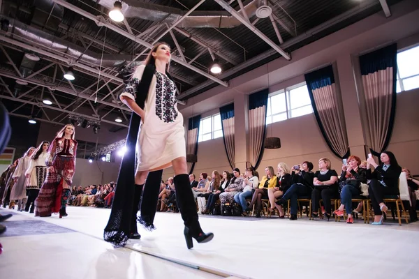 TERNOPIL UKRAINE - toukokuu 17: Podolyany Fashion Week. 17. toukokuuta 2015 — kuvapankkivalokuva