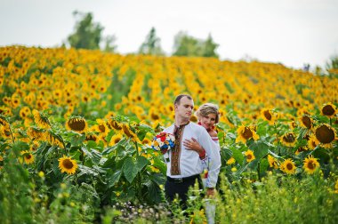 Ayçiçeği, geleneksel elbiseli güzel çift düğün