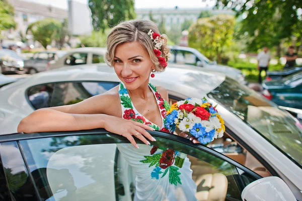 エキゾチックなスーパーカーに近い伝統的なドレスで金髪の花嫁 — ストック写真