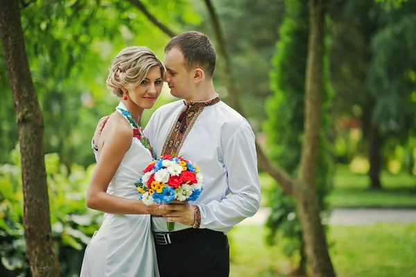 Hochzeit schönes Paar in traditioneller Kleidung — Stockfoto