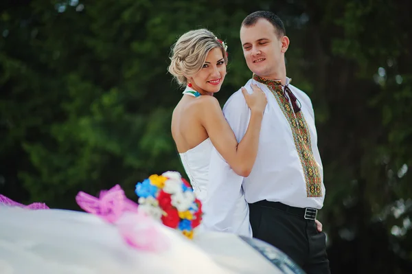 Egzotik superc yakınındaki geleneksel elbiseli güzel çift düğün — Stok fotoğraf
