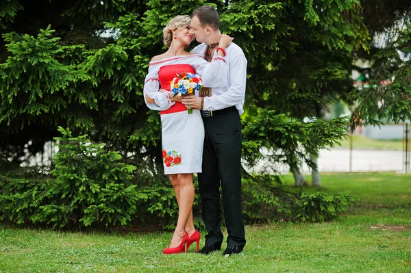 Wedding beautiful couple in traditional dress — Stock Photo, Image