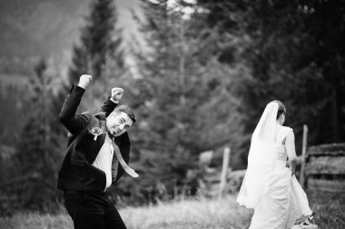 Düğün çifti. Komik damat