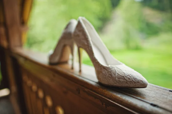 Свадебная невеста текстиль обуви на балконе — стоковое фото
