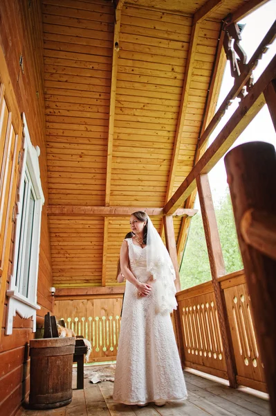 Novia de la mañana en la casa de madera montaña — Foto de Stock