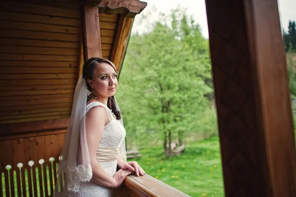 Mariée au balkony en bois — Photo