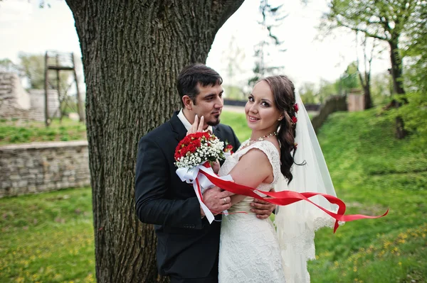 Matrimonio coppia soggiorno giù albero — Foto Stock