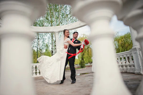 Hochzeitspaar unter dem Bogen — Stockfoto