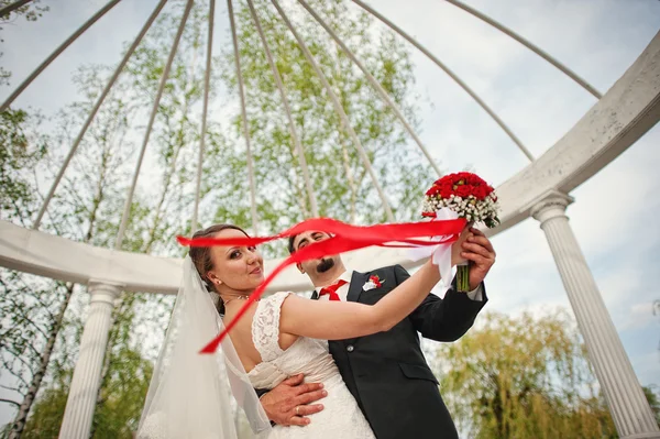 アーチの下の結婚式のカップル — ストック写真