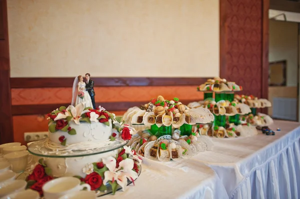 Bröllopstårta med nygifta — Stockfoto