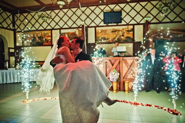 Bruiloft eerste dance met vuurwerk — Stockfoto