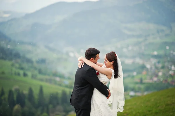 Pareja de boda en las montañas Cárpatos —  Fotos de Stock