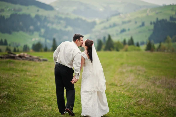 Para ślub w Karpatach — Zdjęcie stockowe