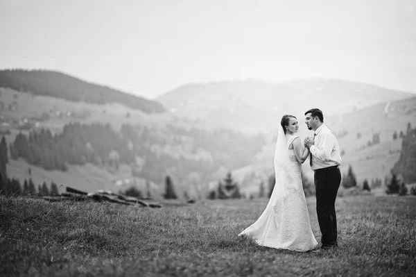 Wedding couple in the Carpathian Mountains — Stock Photo, Image