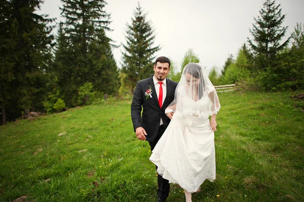 Casamento casal sob a chuva — Fotografia de Stock