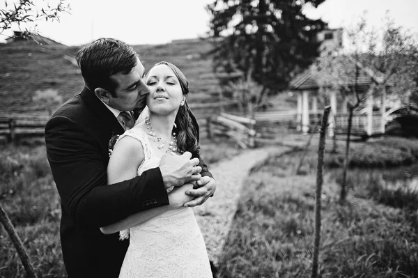 Wedding couple near trail — Stock Photo, Image