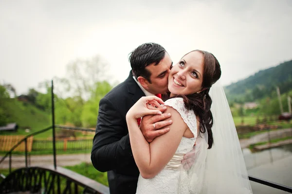 Casal de casamento na pequena ponte — Fotografia de Stock