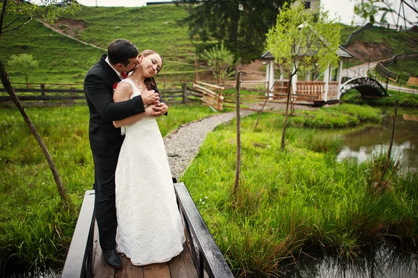 Wedding couple at the small bridge — Stock Photo, Image