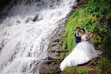 şelale yakınındaki güzel düğün çifti