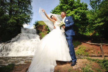 şelale yakınındaki güzel düğün çifti