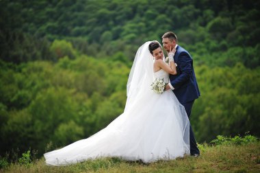 güzel düğün çifti Dağı'nda öpüşme