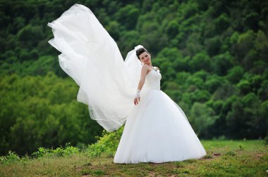 güzel esmer gelin peçe Rüzgar üzerinde oynamak