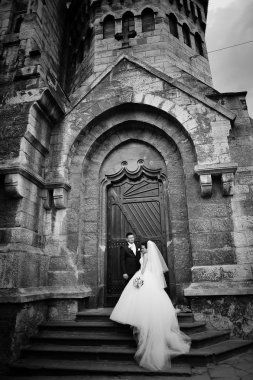 evlilik çift yakınındaki eski Katolik Kilisesi