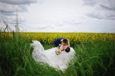 alan güzel düğün çifte sarı çiçek